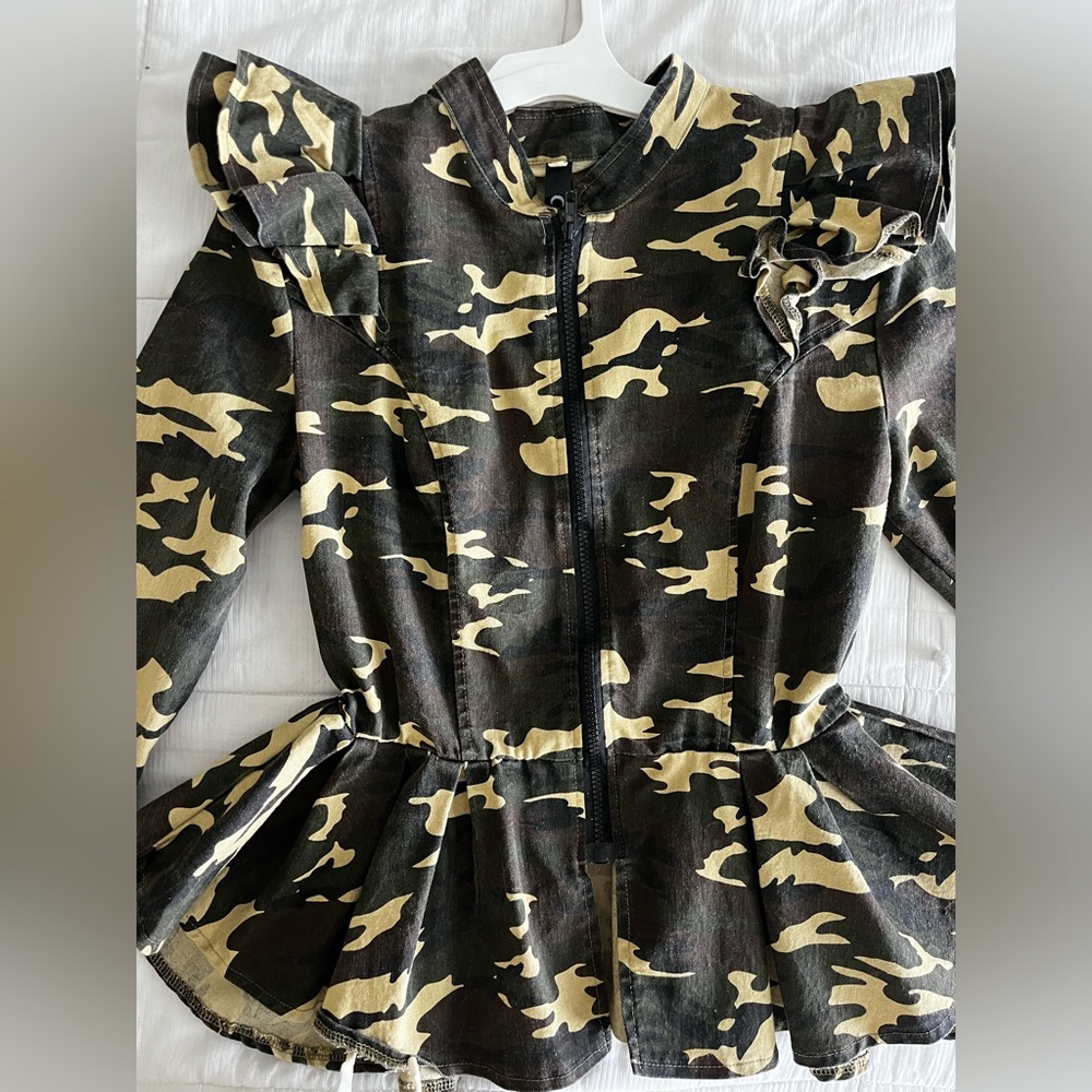 Army green light zip up jackets